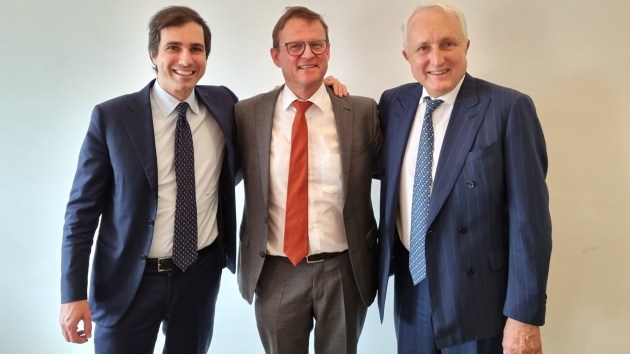 Colussi übernimmt die Mehrheit an Dr. Karg's - v.l.: Giacomo Colussi, Dr. Klaus Karg und Angelo Colussi - Quelle: Dr. Karg's
